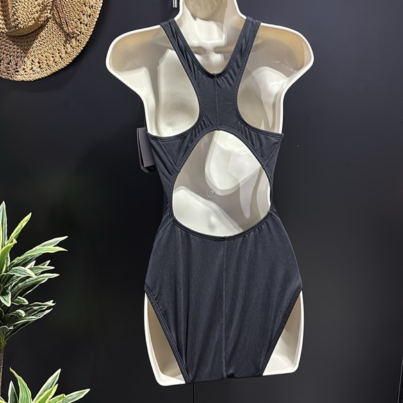 TYR Durafast max fit,medium neck line, keyhole back,UPF 50 performance swimsuit - Picture 5 of 9